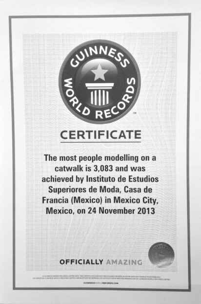 Premio Guinness al IES Moda, Casa de Francia por el “Desfile más grande del mundo”.